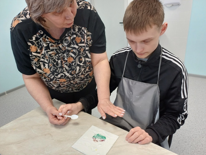 В тюменском «Роднике» взрослых ребят с аутизмом консультируют по использованию цифровых сервисов в быту